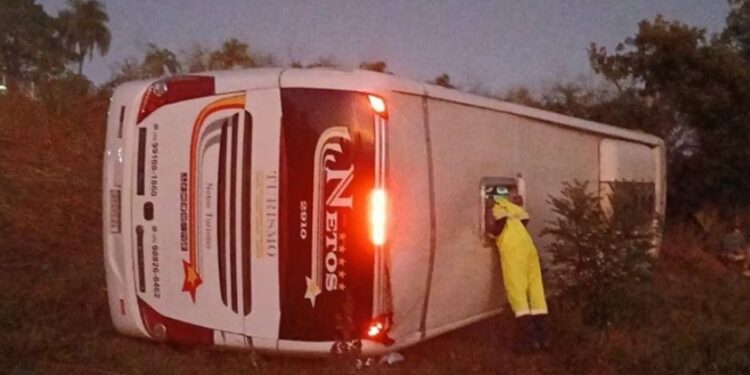 Ônibus de turismo capota e mata criança e mulher no Sul de Minas