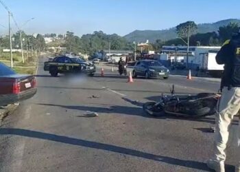 Motociclista de 39 anos morre após bater em carro que fazia conversão em avenida de Poços de Caldas