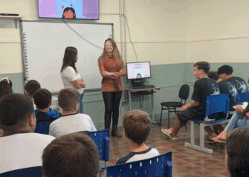 Médica ministra palestra sobre saúde sexual para estudantes em Córrego Fundo