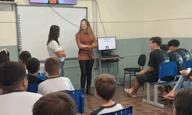 Médica ministra palestra sobre saúde sexual para estudantes em Córrego Fundo