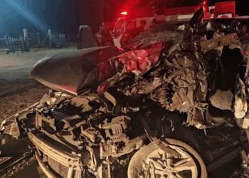 Colisão frontal entre carro e caminhão deixa vítima fatal e mulher gravemente ferida na MGC-122