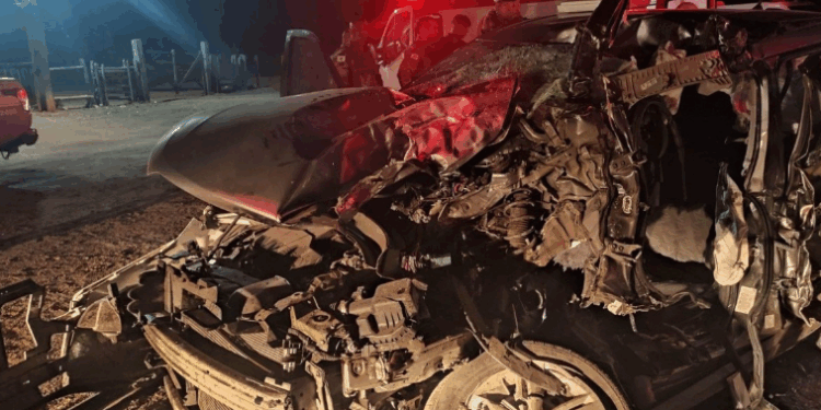 Colisão frontal entre carro e caminhão deixa vítima fatal e mulher gravemente ferida na MGC-122