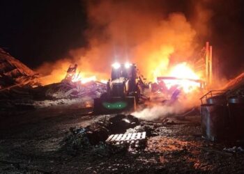 Incêndio em fábrica tem reignição e exige nova ação dos bombeiros, em Itapecerica