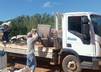 Mutirão contra dengue remove cinco caminhões de entulho em Córrego Fundo