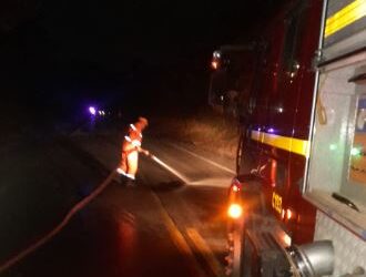 Formiga: material derivado de petróleo é removido pelos bombeiros para evitar risco de derrapagem