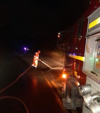 Formiga: material derivado de petróleo é removido pelos bombeiros para evitar risco de derrapagem