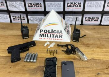 Polícia Militar aborda caminhonete e apreende arma, drogas e rádios comunicadores em zona rural de Tapiraí