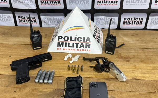 Polícia Militar aborda caminhonete e apreende arma, drogas e rádios comunicadores em zona rural de Tapiraí