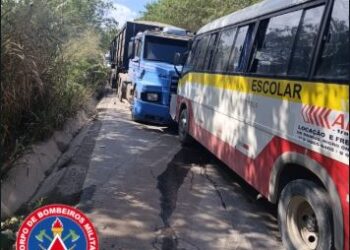 Colisão entre micro-ônibus escolar e carreta deixa duas mulheres feridas em Arcos