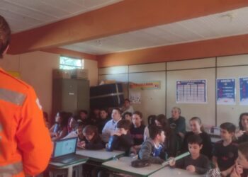 Bombeiros realizam ação educativa em escola rural de Albertos pelo projeto “Bombeiros nas Escolas”