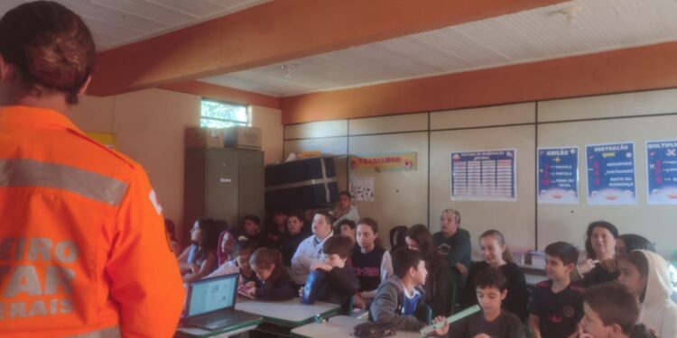 Bombeiros realizam ação educativa em escola rural de Albertos pelo projeto “Bombeiros nas Escolas”