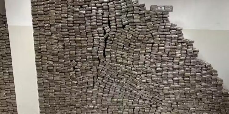 Polícia apreende duas toneladas de maconha em Pará de Minas (MG)