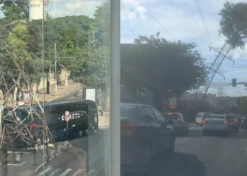 Ônibus derruba torre elétrica em Contagem; apagão é registrado na Grande BH