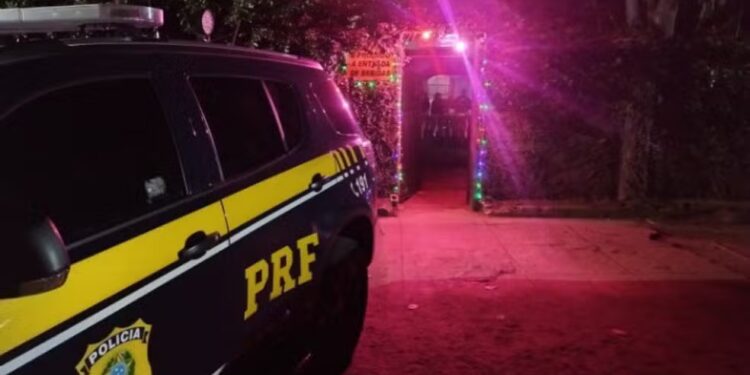 PRF resgata adolescentes vítimas de exploração sexual em boate na BR-381, em Carmópolis de Minas