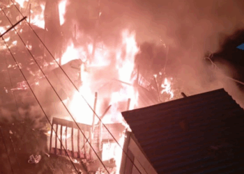 Incêndio destrói várias casas de madeira e mata uma pessoa em Juiz de Fora