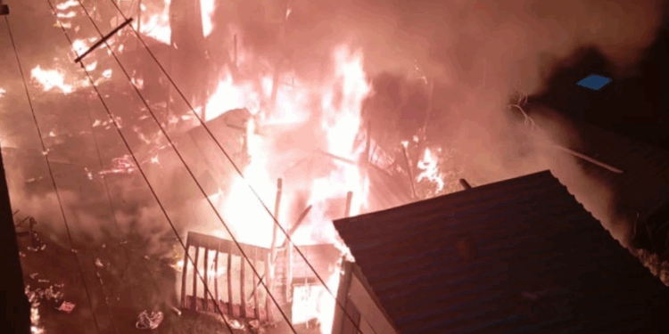 Incêndio destrói várias casas de madeira e mata uma pessoa em Juiz de Fora