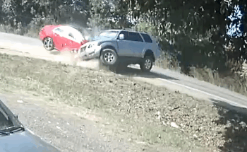 Colisão frontal entre dois veículos deixa cinco feridos na MG-050, em Piumhi