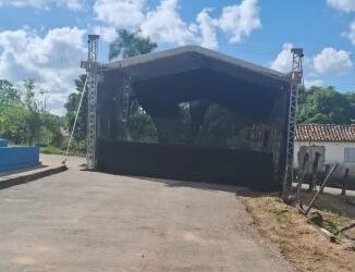 Moradores de Albertos pedem retirada de palco usado no festival gastronômico que permanece no local 