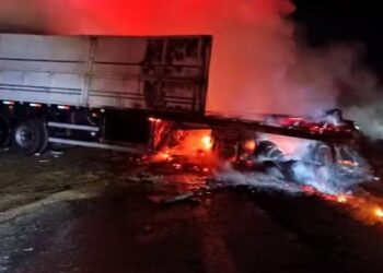 Três pessoas morrem carbonizadas em acidente entre duas carretas na BR-381