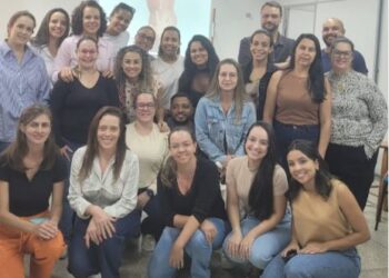 Enfermeira participa de treinamento sobre técnica de injeção intramuscular em Córrego Fundo