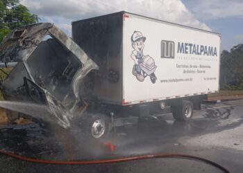 Caminhão pega fogo enquanto transitava pela MG-050, em Formiga, e bombeiros contêm o incêndio