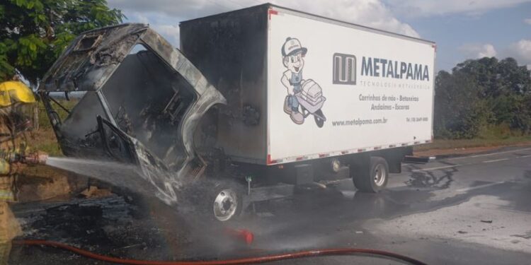Caminhão pega fogo enquanto transitava pela MG-050, em Formiga, e bombeiros contêm o incêndio
