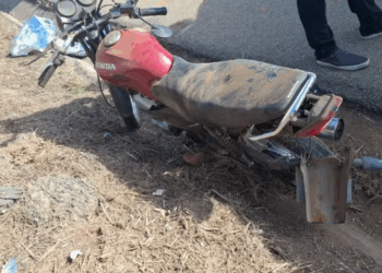 Motociclista de 18 anos inabilitado morre após bater em barranco na BR-262, em Nova Serrana