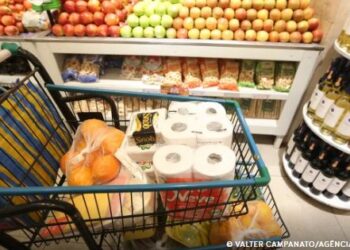 Preços de alimentos caem e prévia da inflação de junho fica em 0,26%