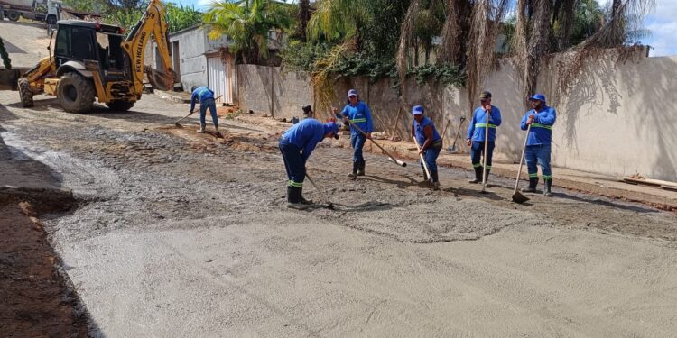 Trecho final da Rua Espírito Santo recebe concretagem para solução definitiva de calçamento