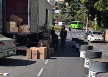 Quase 400 mil maços de cigarro contrabandeados são apreendidos na BR-040, em Minas