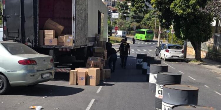 Quase 400 mil maços de cigarro contrabandeados são apreendidos na BR-040, em Minas