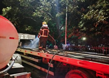 Bombeiros controlam princípio de incêndio em carreta no pátio da rodoviária de Formiga