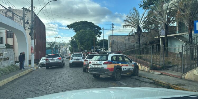 Foragido da Justiça é preso em Formiga após tentar fugir de viatura da PM