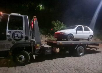 Condutor foge da polícia em Formiga e abandona carro com namorada grávida dentro