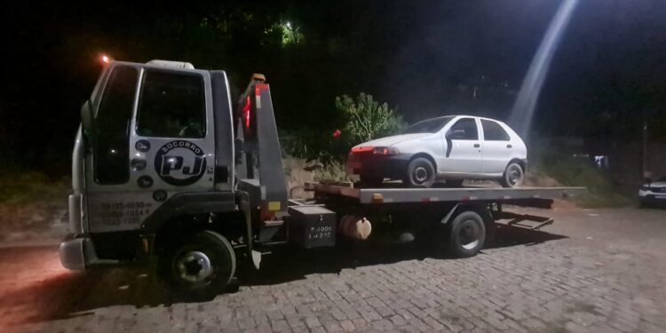 Condutor foge da polícia em Formiga e abandona carro com namorada grávida dentro