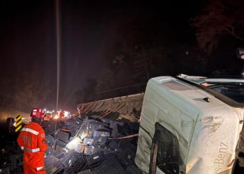 Motorista morre em capotamento de carreta na MG-050, em Córrego Fundo