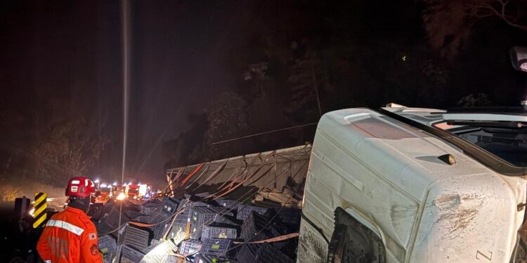 Motorista morre em capotamento de carreta na MG-050, em Córrego Fundo