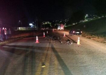 Motociclista morre após bater na traseira de caminhão na MG-184