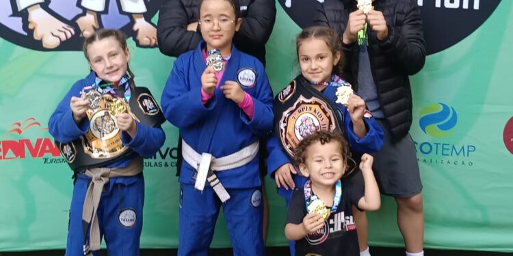 Tatame do Bem fatura dois cinturões e cinco medalhas no 7º Open Kids BH