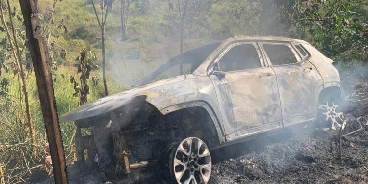Carro capota, pega fogo e provoca incêndio às margens da BR-354, em Arcos
