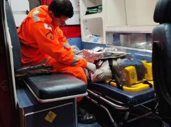 Homem com sinais de embriaguez capota carro na BR-354