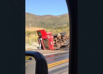 Carreta tomba e espalha óleo na MG-050 entre Piumhi e Pimenta