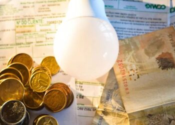 Conta de luz no Brasil subiu 177% em 15 anos; valor é 45% mais alto que a inflação do país
