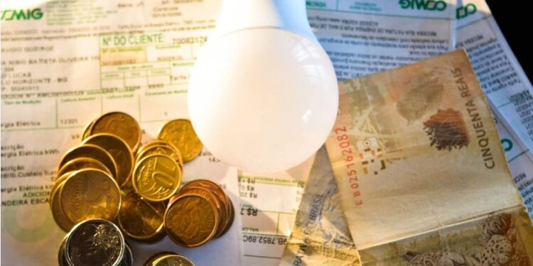 Conta de luz no Brasil subiu 177% em 15 anos; valor é 45% mais alto que a inflação do país