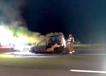 Veículo pega fogo na BR-381 em Santo Antônio do Amparo; Bombeiros controlam as chamas