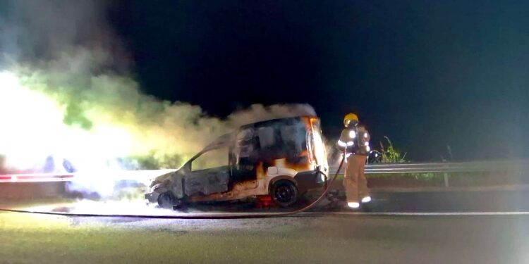 Veículo pega fogo na BR-381 em Santo Antônio do Amparo; Bombeiros controlam as chamas