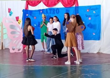 Egresso do Unifor-MG promove projeto “teatro na escola”