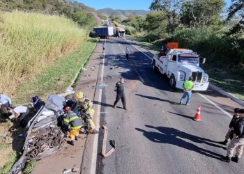 Região: Jovem morre após bater o carro de frente com caminhão na MG-050