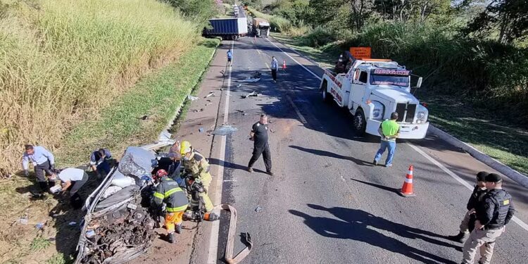 Região: Jovem morre após bater o carro de frente com caminhão na MG-050