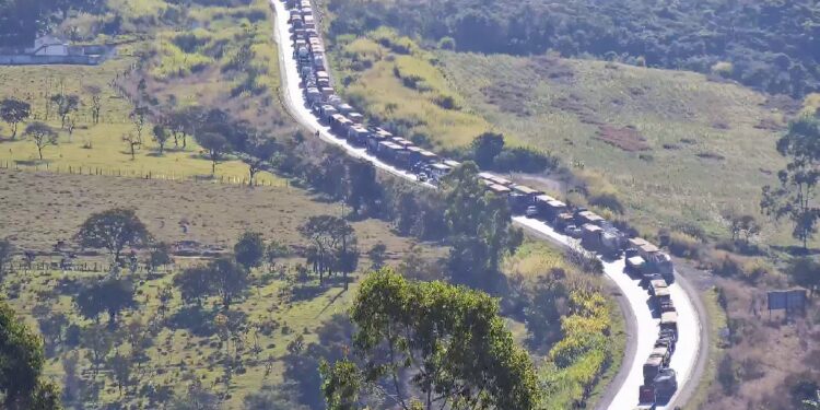 Operação para retirada de veículo causa congestionamento na BR-354